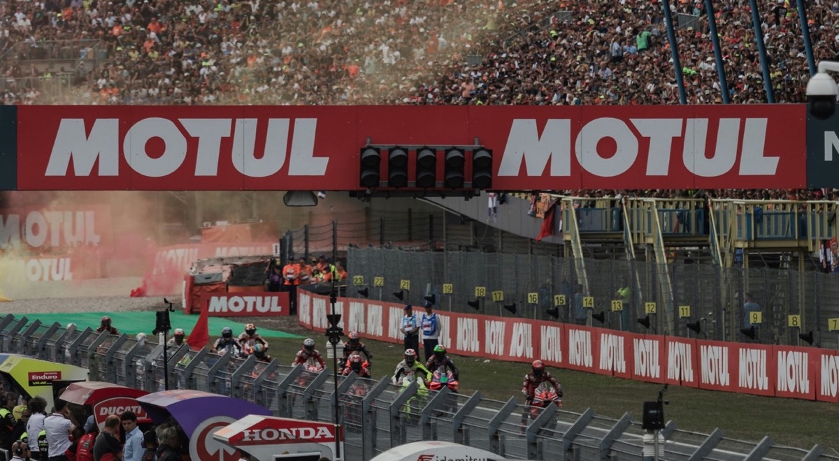 La parrilla de MotoGP en Assen, con la grada principal llena